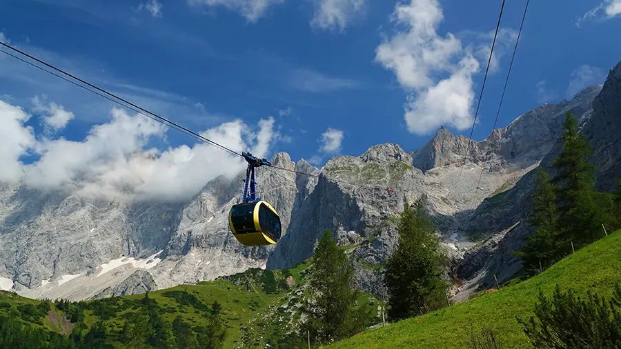 dachsteinmassiv-oesterreich-gondelfahrt