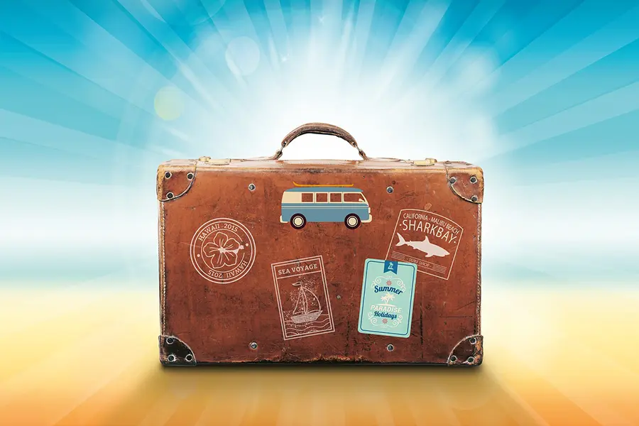 Reisekoffer mit Aufkleber